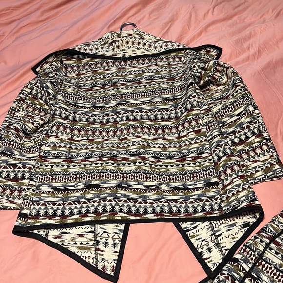 Kenar Wrap jacket with matching asymmetrical mini skirt - Picture 3 of 9